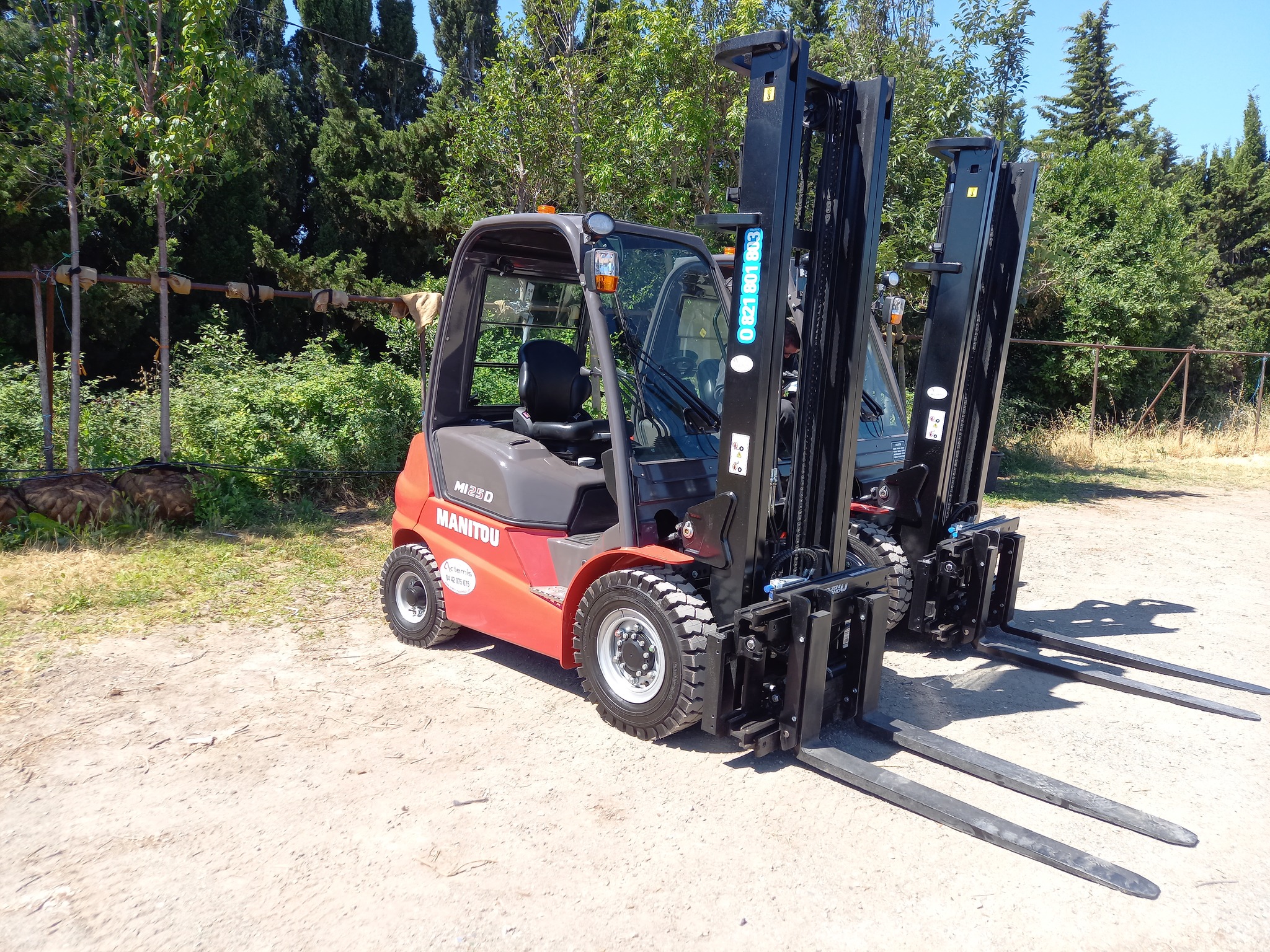 Chariot élévateur Sur Un Chantier En Se Préparant à Soulever Des