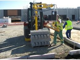 Pose bordure pneumatique sur MC 30 Manitou