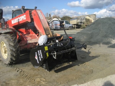 Malaxage de beton avec godet et Manitou